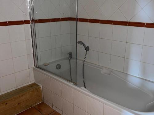 W łazience znajduje się wanna z prysznicem. w obiekcie Studio Pra-Loup, 1 pièce, 6 personnes - FR-1-165A-48 w mieście Uvernet