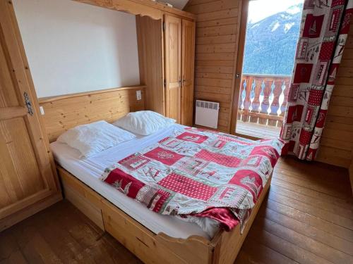a bed in a room with a window at Chalet Pra-Loup, 4 pièces, 10 personnes - FR-1-165A-62 in Uvernet