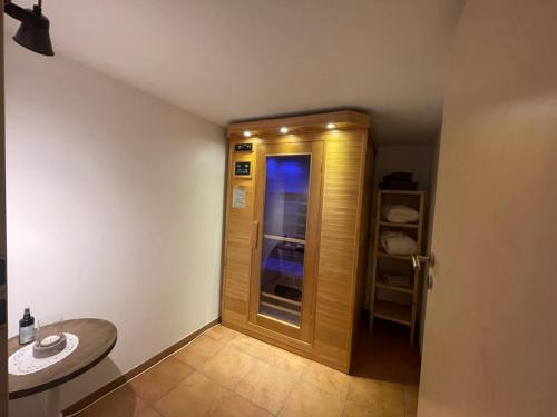 ein Bad mit einem WC, einem Waschbecken und einer Tür in der Unterkunft Gästeappartements Mechels in Wilnsdorf