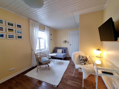 ein Wohnzimmer mit einem Sofa und einem Tisch in der Unterkunft Villa Marienholm in Haapsalu