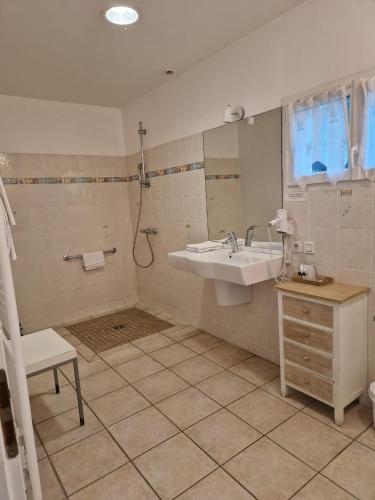 une salle de bain avec un lavabo et une douche dans l'établissement Le Relais du Vivarais, à Viviers