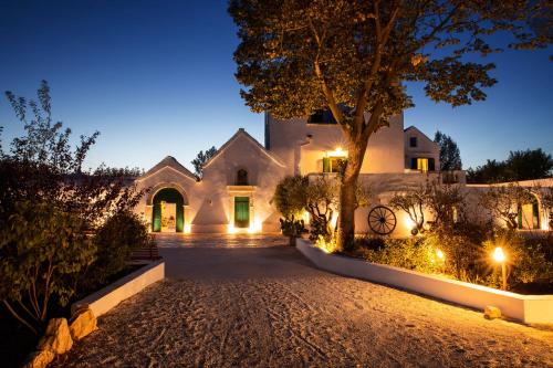 - une vue sur l'extérieur de la maison la nuit dans l'établissement Masseria San Michele, à Martina Franca