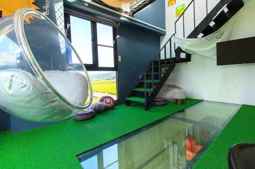 a room with a slide and a swimming pool at 綠寶石休閒農場 其他房型請加Line in Guilin