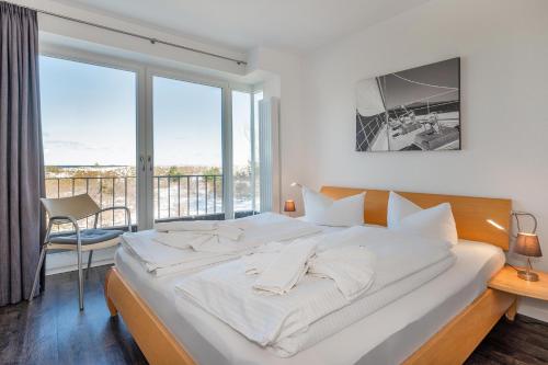 バンシンにあるForum Marinar 08の窓付きの客室で、白い大型ベッド1台が備わります。