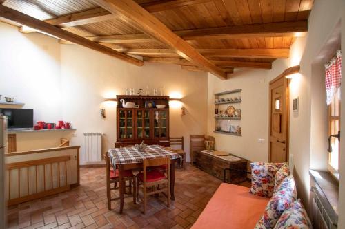 een woonkamer met een tafel en een keuken bij Le Case di Petra in Vignana