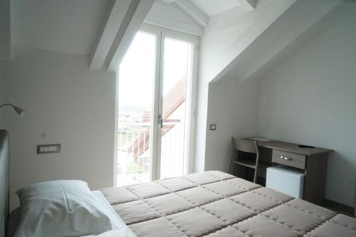 - une chambre avec un lit et une grande fenêtre dans l'établissement Acqua Leggia, à Agerola