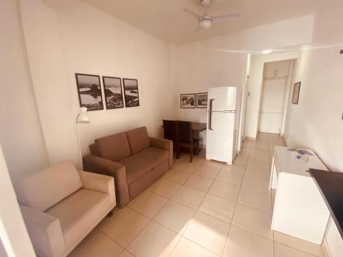 uma sala de estar com um sofá e um frigorífico em Studio completo ENTRADA pela PRAIA DE COPACABANA, com ar, wifi, netflix, até 4 pessoas, pauloangerami AA3806 em Copacabana