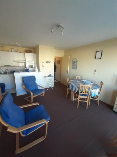 une pièce avec une table et des chaises et une cuisine dans l'établissement Retour de Pêche, à Wimereux