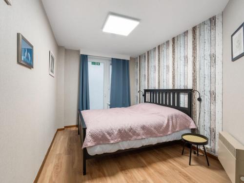 Schlafzimmer mit einem Bett und einem Tisch in der Unterkunft Nele en Pallieter N2 - Appartment 2 bedrooms - floor 2 in Blankenberge