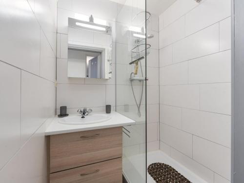 ein Bad mit einem Waschbecken und einer Dusche in der Unterkunft Nele en Pallieter N2 - Appartment 2 bedrooms - floor 2 in Blankenberge