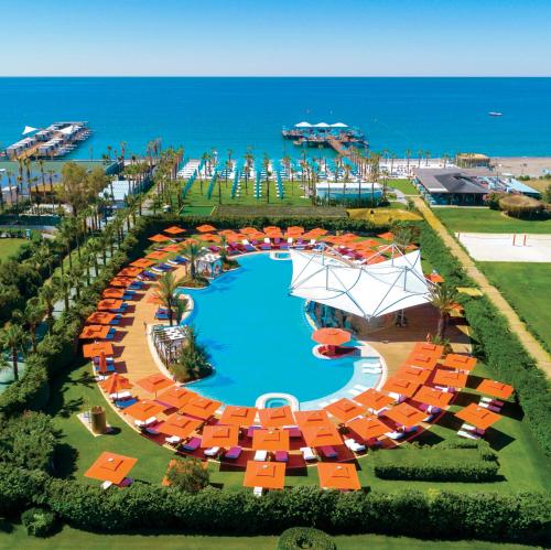 Swimmingpoolen hos eller tæt på Regnum Carya