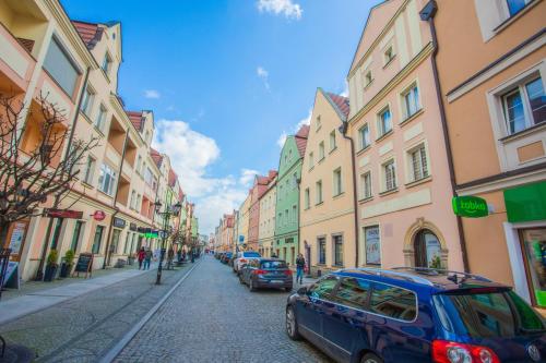 a city street with cars parked on the street at Apartament Książęcy Gold klimatyzacja in Bolesławiec