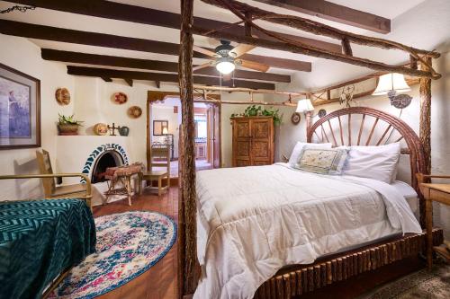 um quarto com uma cama grande num quarto em Loba Luna-Come Home To Enchantment em Albuquerque