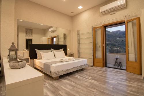 1 dormitorio con cama y ventana grande en The Mountain House, en Tourlotí