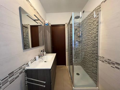 een badkamer met een douche, een wastafel en een spiegel bij Comfort e relax ad Abano Terme - Turen in Abano Terme