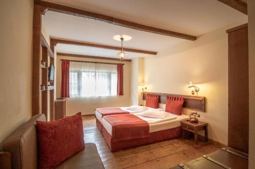 Una habitación de hotel con una cama y una ventana. en Eco Complex Sherba, en Debelets