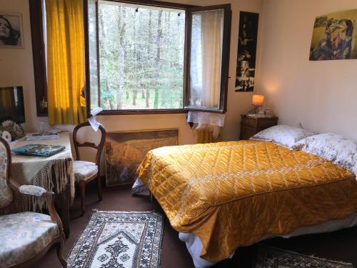 - une chambre avec un lit et une fenêtre dans l'établissement Au Pain des Anges, à Saint-Gervais en-Belin