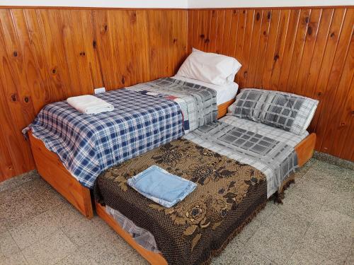 two beds sitting next to each other in a room at DEPARTAMENTO CON COCHERA in La Rioja