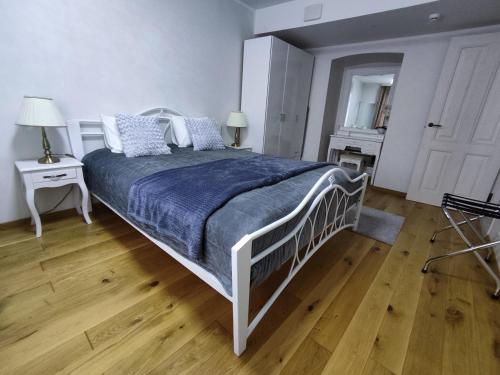 Postel nebo postele na pokoji v ubytování Romantic suite with sauna, free parking