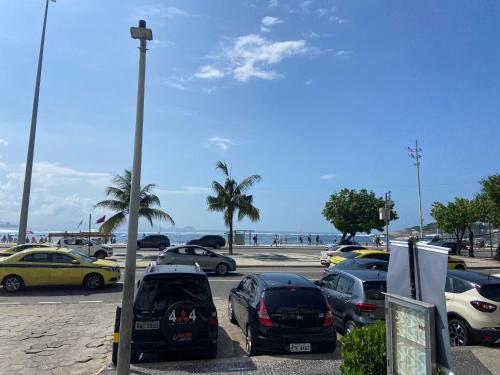 um parque de estacionamento com carros estacionados junto à praia em Studio completo ENTRADA pela PRAIA DE COPACABANA, com ar, wifi, netflix, até 4 pessoas, pauloangerami AA3806 em Copacabana