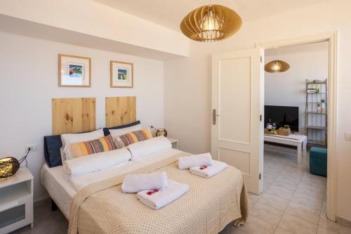 um quarto com uma cama com duas toalhas em EVA Ocean & Cliff Luxury Los Gigantes em Puerto de Santiago