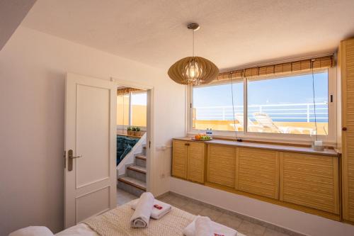 um quarto com uma janela com vista para o oceano em EVA Ocean & Cliff Luxury Los Gigantes em Puerto de Santiago