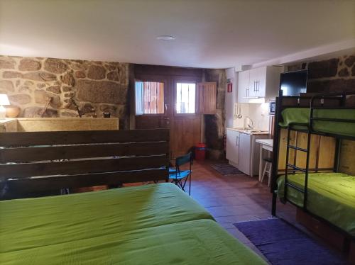 um quarto com 2 beliches e uma cozinha em Habitación do Xurés em Maus de Salas