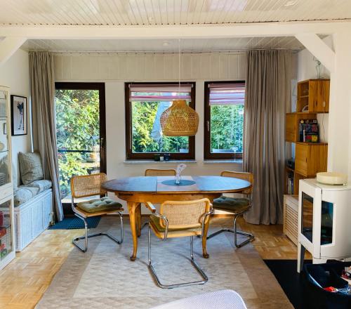 a dining room with a table and chairs at Gelbes Haus bei Mardorf am Steinhuder Meer in Rehburg-Loccum