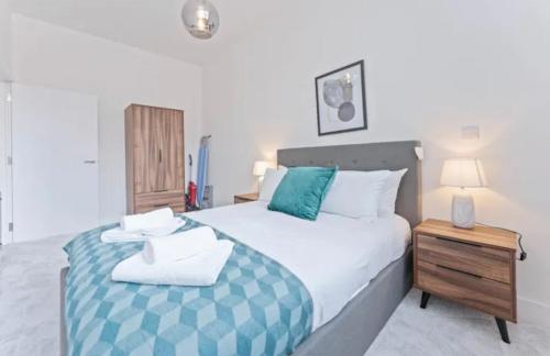 1 dormitorio con 1 cama grande y mesita de noche en Y2 guest house, en Londres