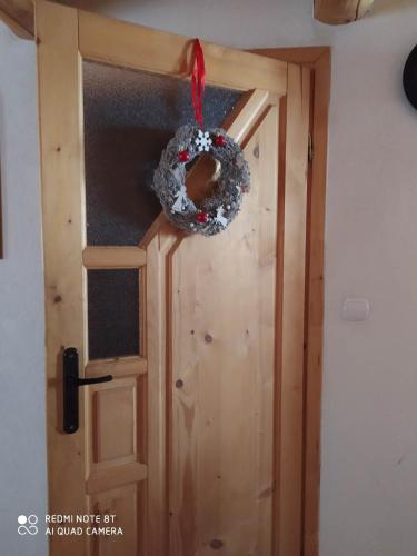 a wreath hanging on the door of a room at Chata U Juraja in Hruštín
