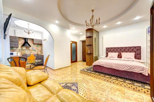 1-room VIP apartment in the Druzhby Narodiv metro station في كييف: غرفة نوم مع سرير وغرفة معيشة