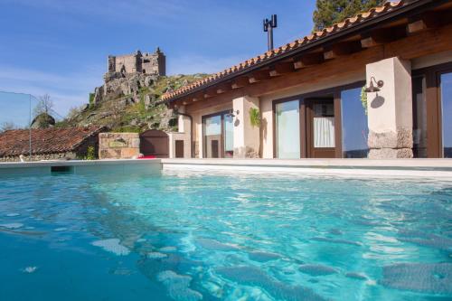 Bazén v ubytovaní El Escondite del Agua alebo v jeho blízkosti