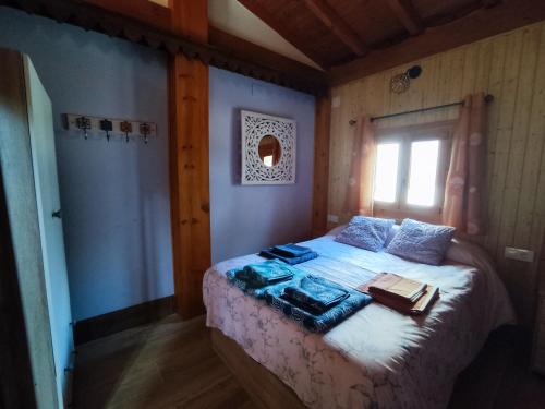 Dormitorio pequeño con cama y ventana en Apartamento El Grifo en Carmona