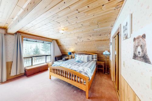 una camera con un letto in una baita di tronchi di Crossfire Cabin a Cle Elum