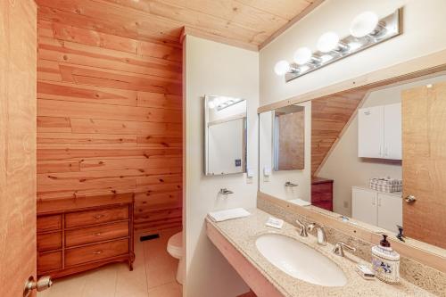 bagno con lavandino e specchio di Crossfire Cabin a Cle Elum