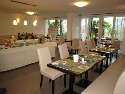 TegnaにあるCharme Hotel Barbatèのテーブルと椅子、カウンター付きのレストラン