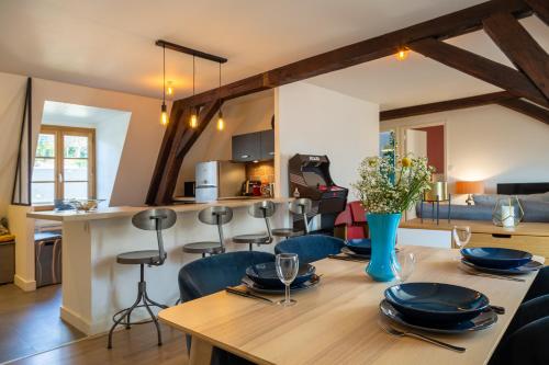 une salle à manger et une cuisine avec une table et des chaises dans l'établissement Happy Loft - Centre historique + parking privé, à Blois