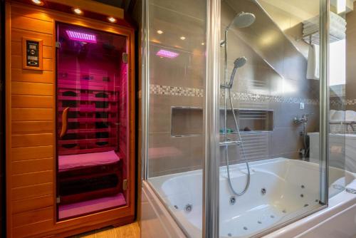 y baño con ducha y bañera. en Chiefs Suite - Kriste en Dubrovnik