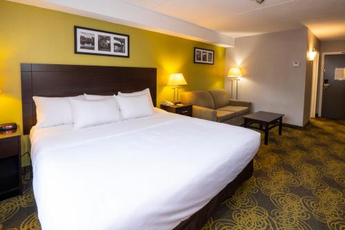 Postel nebo postele na pokoji v ubytování Comfort Hotel & Suites
