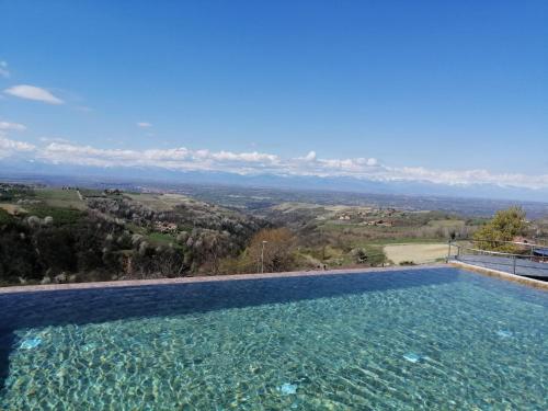 una piscina con vistas a las montañas en Villa Belvedere Langhe, en Belvedere Langhe