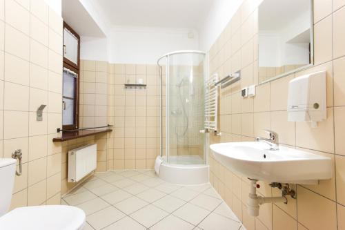 A bathroom at 8pokoi OFKA