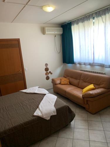 sala de estar con sofá y cama en Residence Giulia, en Santa Maria Maddalena