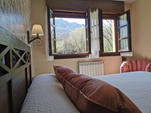 Parres de LlanesにあるCasa Rural El Gidioのベッドルーム1室(ベッド1台、大きな窓付)