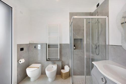 a bathroom with a shower and a toilet and a sink at Antichi Ricordi - Le Giare in Molino Nuovo