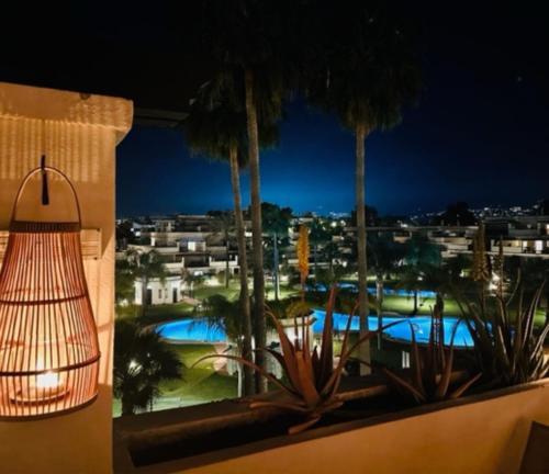 - Vistas a la piscina desde el balcón del hotel por la noche en StayatSas Luxe App vlakbij strand, 80 m2 terras, grote zwembaden Marbella, en Marbella