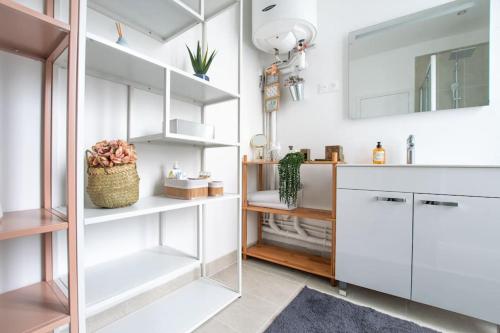 Kuchyňa alebo kuchynka v ubytovaní HSH Traversière-Boulogne-Billancourt I Appartement 4P