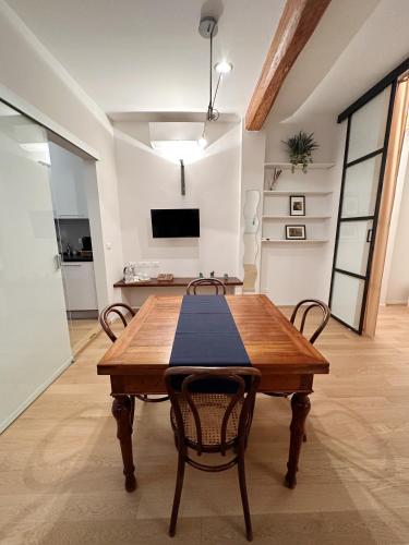 una sala da pranzo con tavolo e sedie in legno di Koro's Apartments a Bologna
