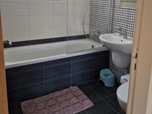 Kamar mandi di PERNERA 33 Beach House