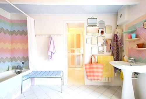 ein Badezimmer mit einer Bank und einem Waschbecken in der Unterkunft Maison de 5 chambres avec piscine privee jardin clos et wifi a Saint Lager Bressac in Saint-Lager-Bressac