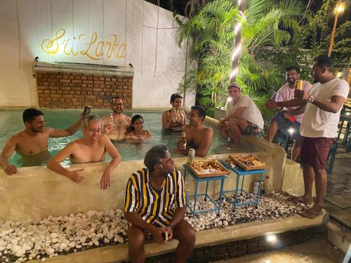 un grupo de personas sentadas en una piscina en Seconds Colombo en Colombo